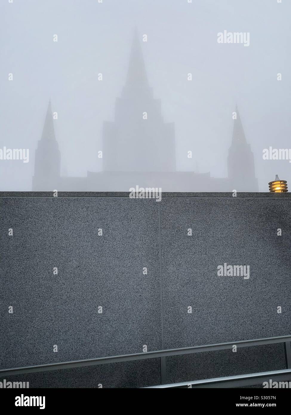 Die geschlossen, der mit Blick auf die Oakland Mormon Temple im Nebel aus dem Marmor - Schritt Zaun Stockfoto