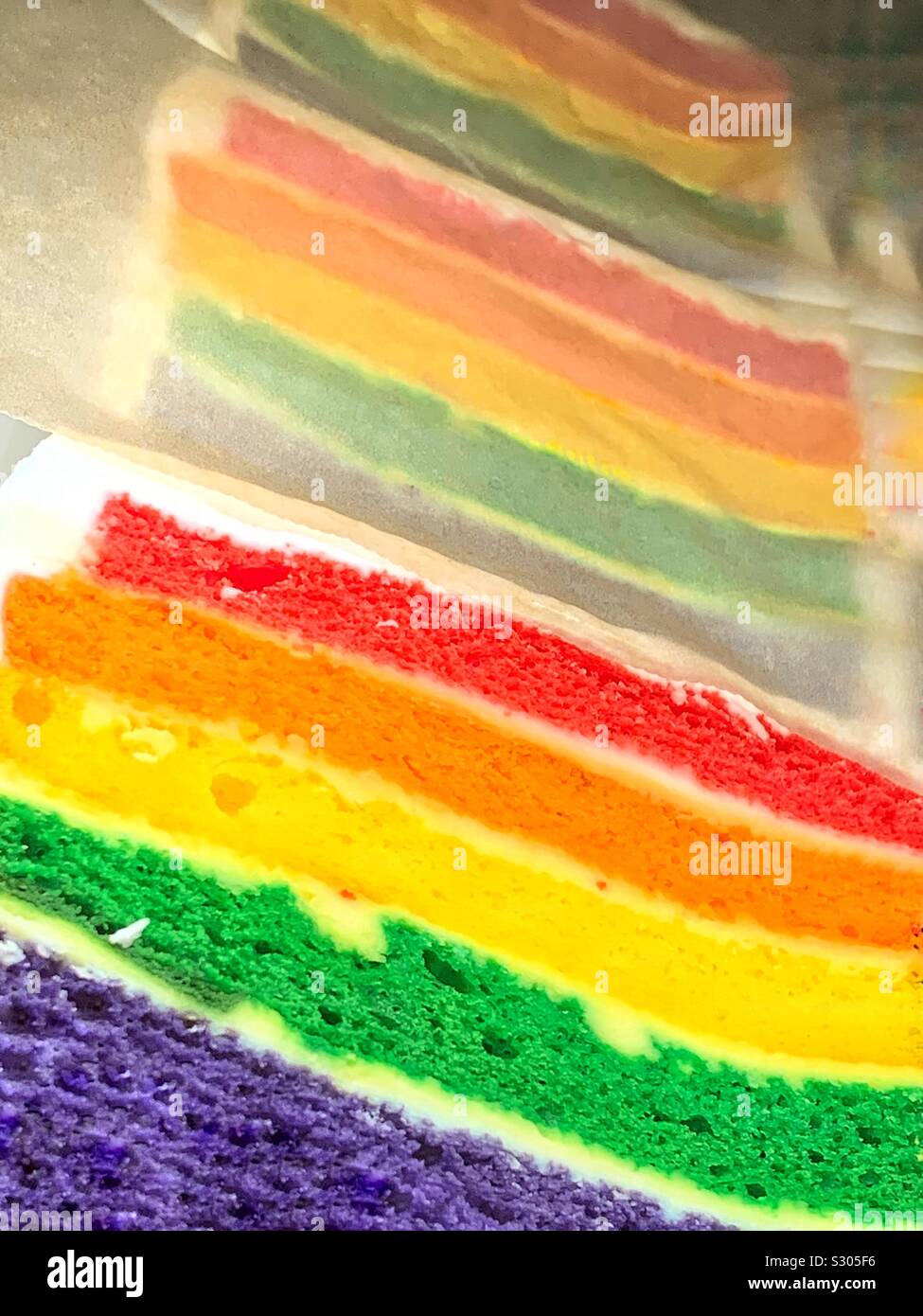 Bunte Regenbogen Kuchen auf dem Display. # Isupport Stockfoto