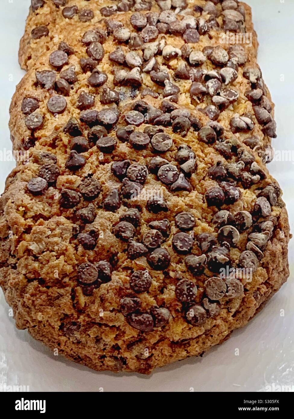 Frisch gebackenen Chocolate Chip Cookies gekrönt mit Tonnen von Schokolade. Stockfoto