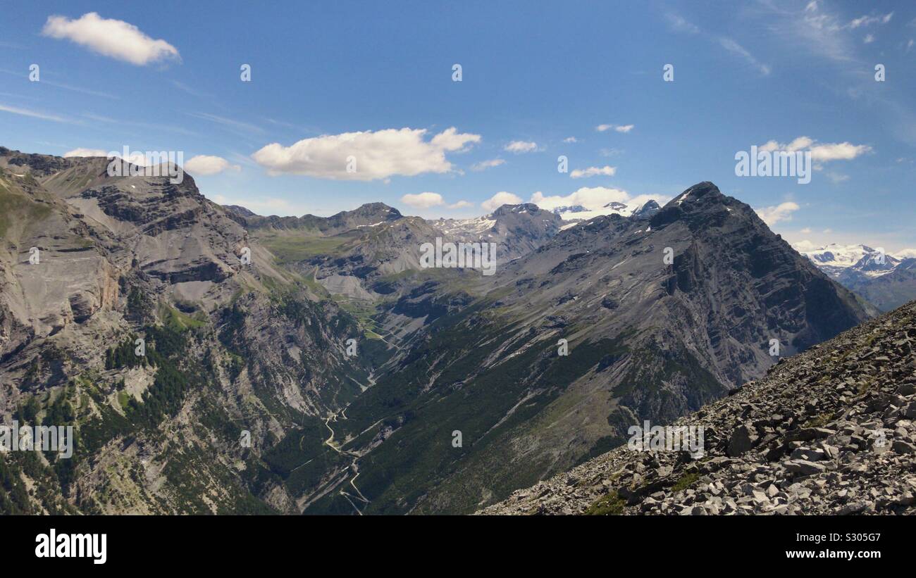 Italienische Alpen Täler Blick im Sommer von einem Spitzenwert Stockfoto