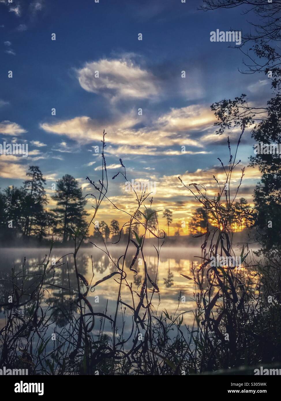 High Definition Foto von Dämmerung über misty See im Oktober - Smartphone-aufgenommenes Stockfoto