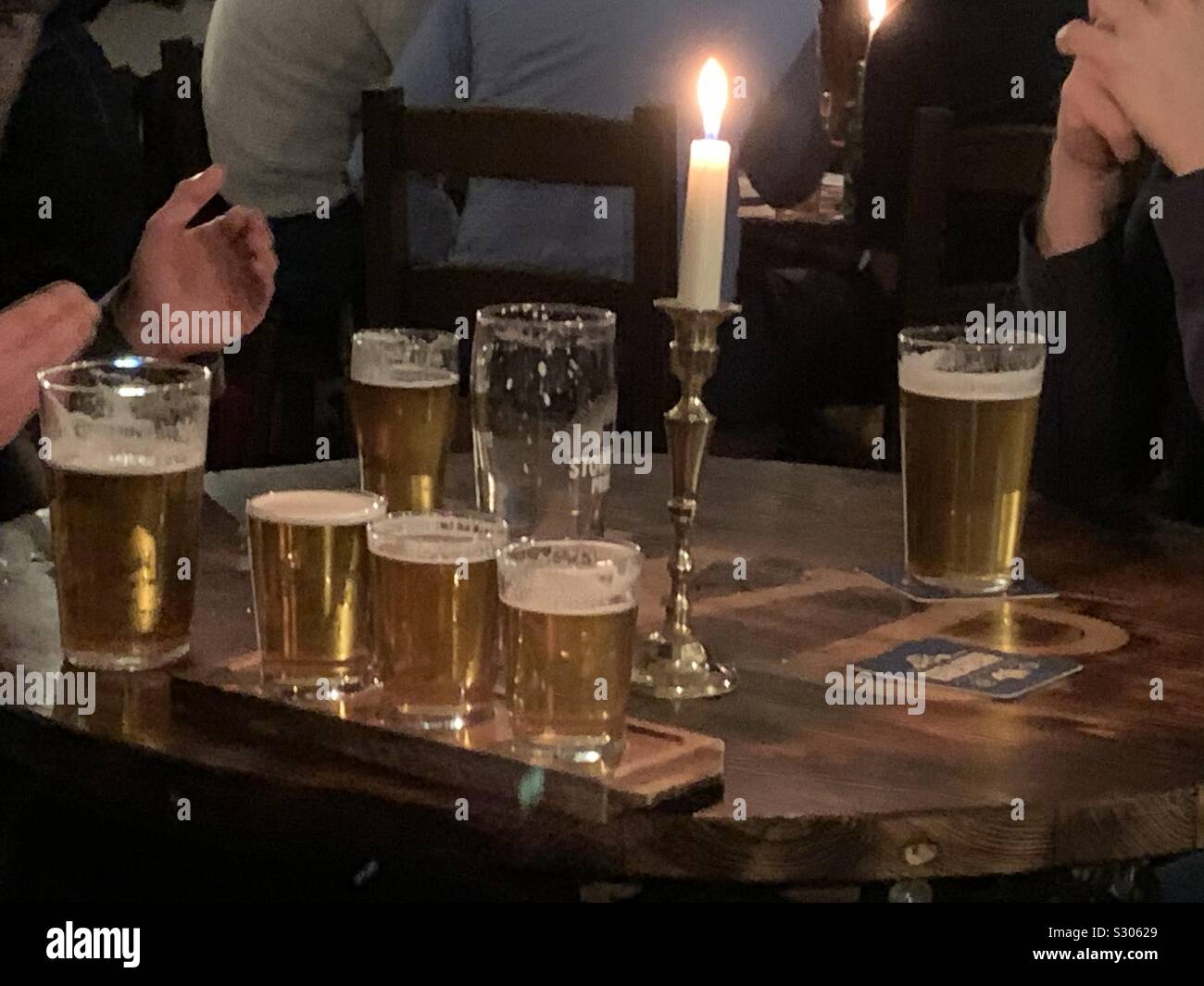 Bier tasing bei Kerzenschein. Stockfoto