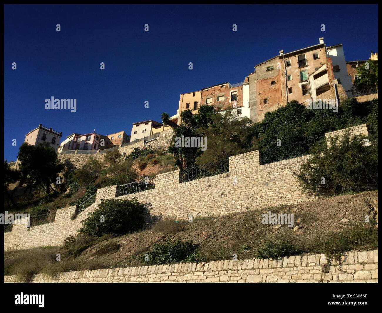 Häuser mit Blick auf den Fluss im Bergdorf Ascó in Katalonien, Spanien. Stockfoto