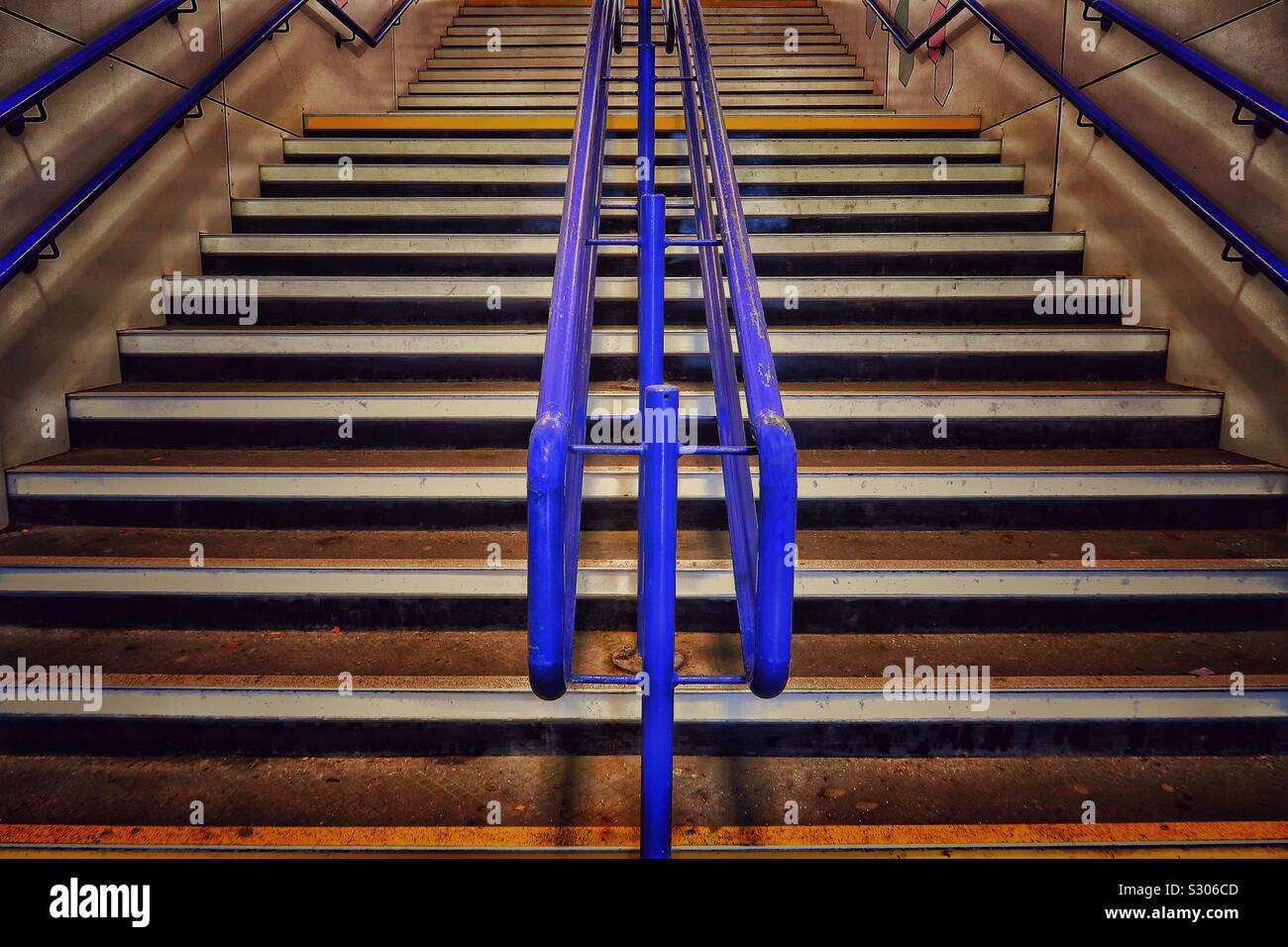 Blauer Handlauf am Bahnhof Kilmarnock, Schottland, Großbritannien - Smartphone-aufgenommenes Stockfoto