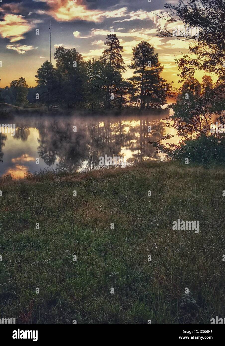 High Definition Foto von Oktober Dawn mit Nebel über dem See - Smartphone-aufgenommenes Stockfoto