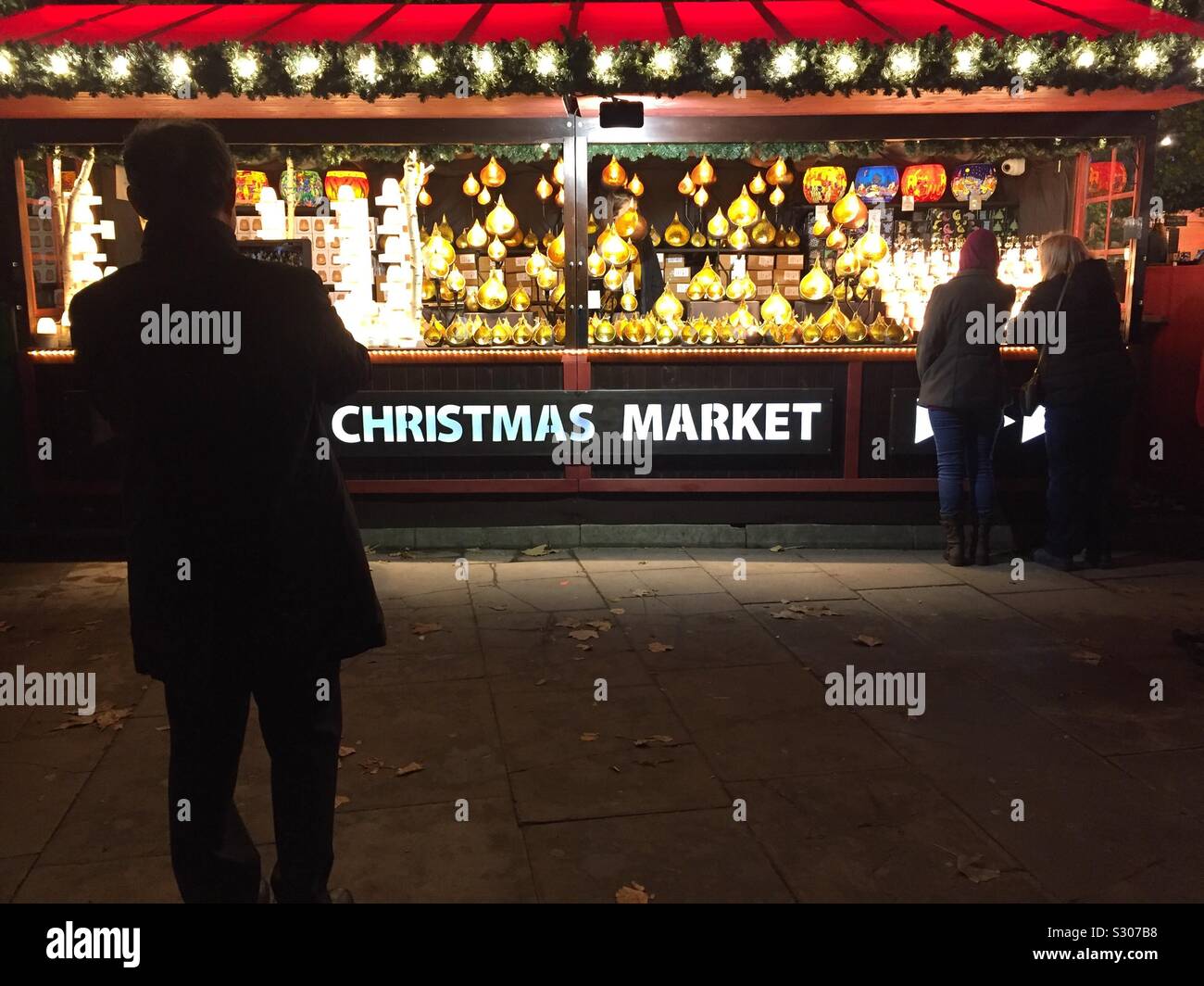 Weihnachtsmarkt an der Themse im Zentrum von London. Touristen und Einheimische in die weihnachtliche Atmosphäre am lokalen Markt. Stockfoto