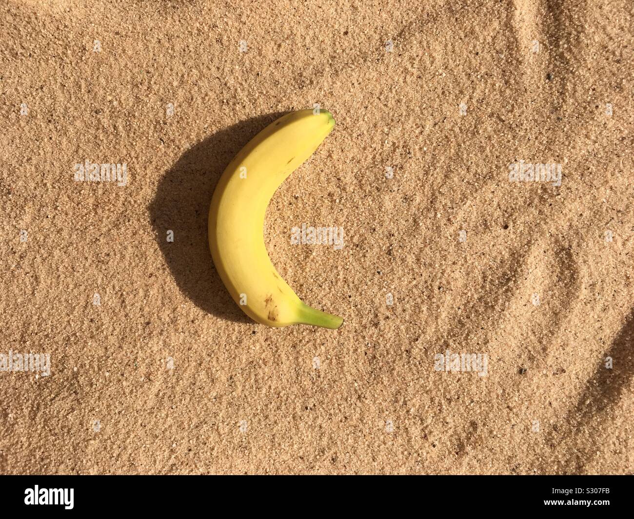 Banane auf Sand Stockfoto