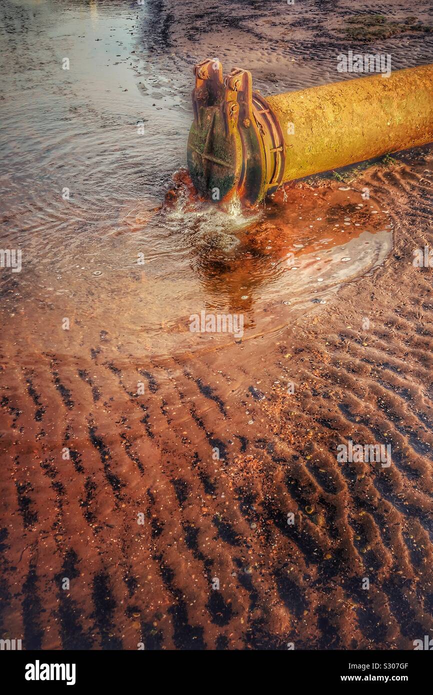 Abwasser aus Industrie- Leitung Stockfoto