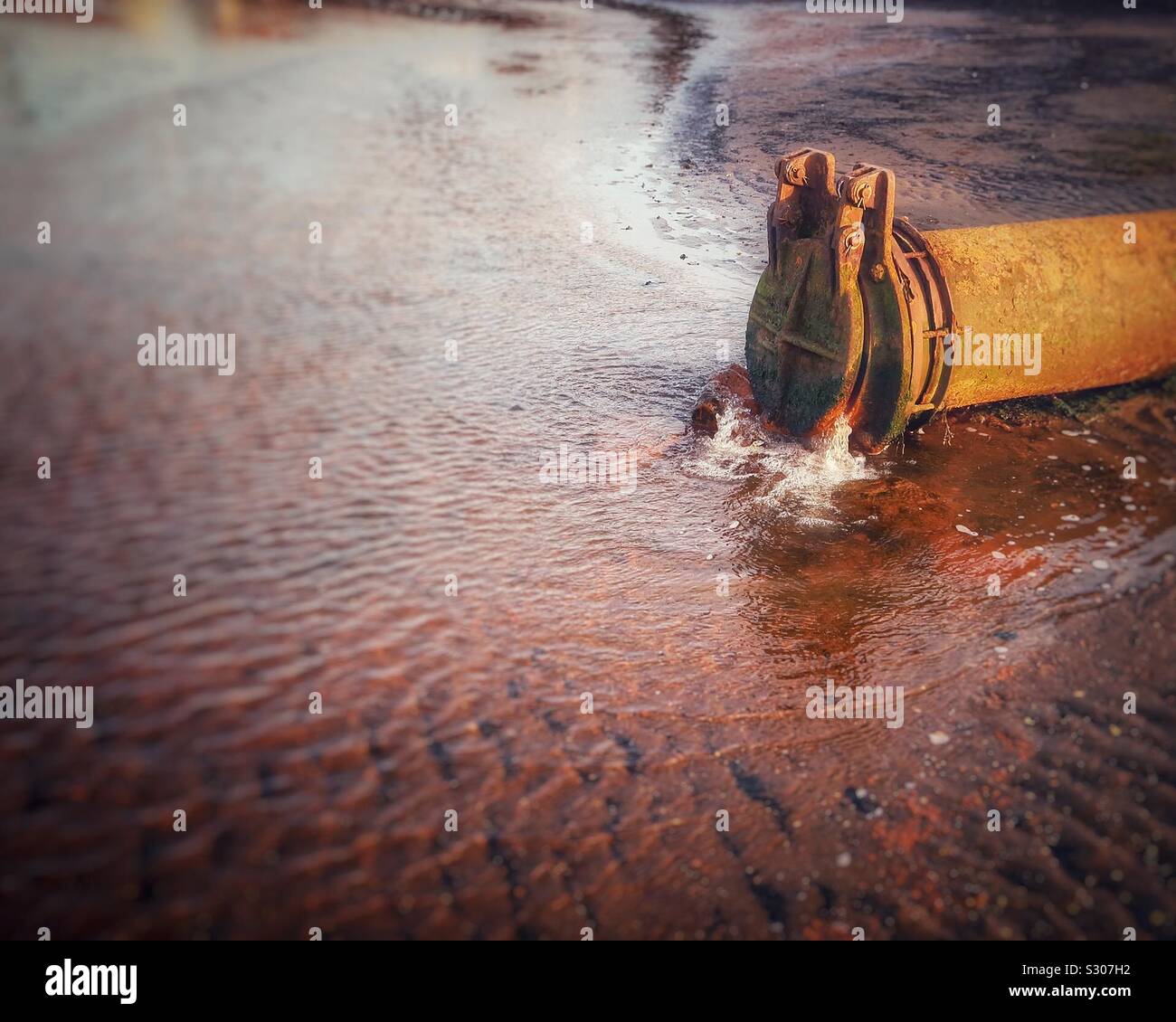 Industrielle Abfälle Rohr Stockfoto