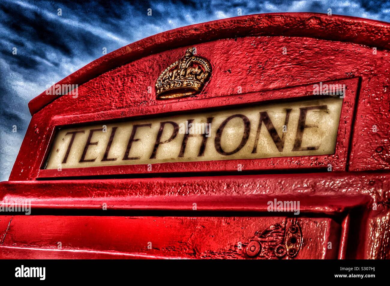 Alte britische Telefonbox, Ayrshire, Schottland, Großbritannien - Smartphone-aufgenommenes Stockfoto