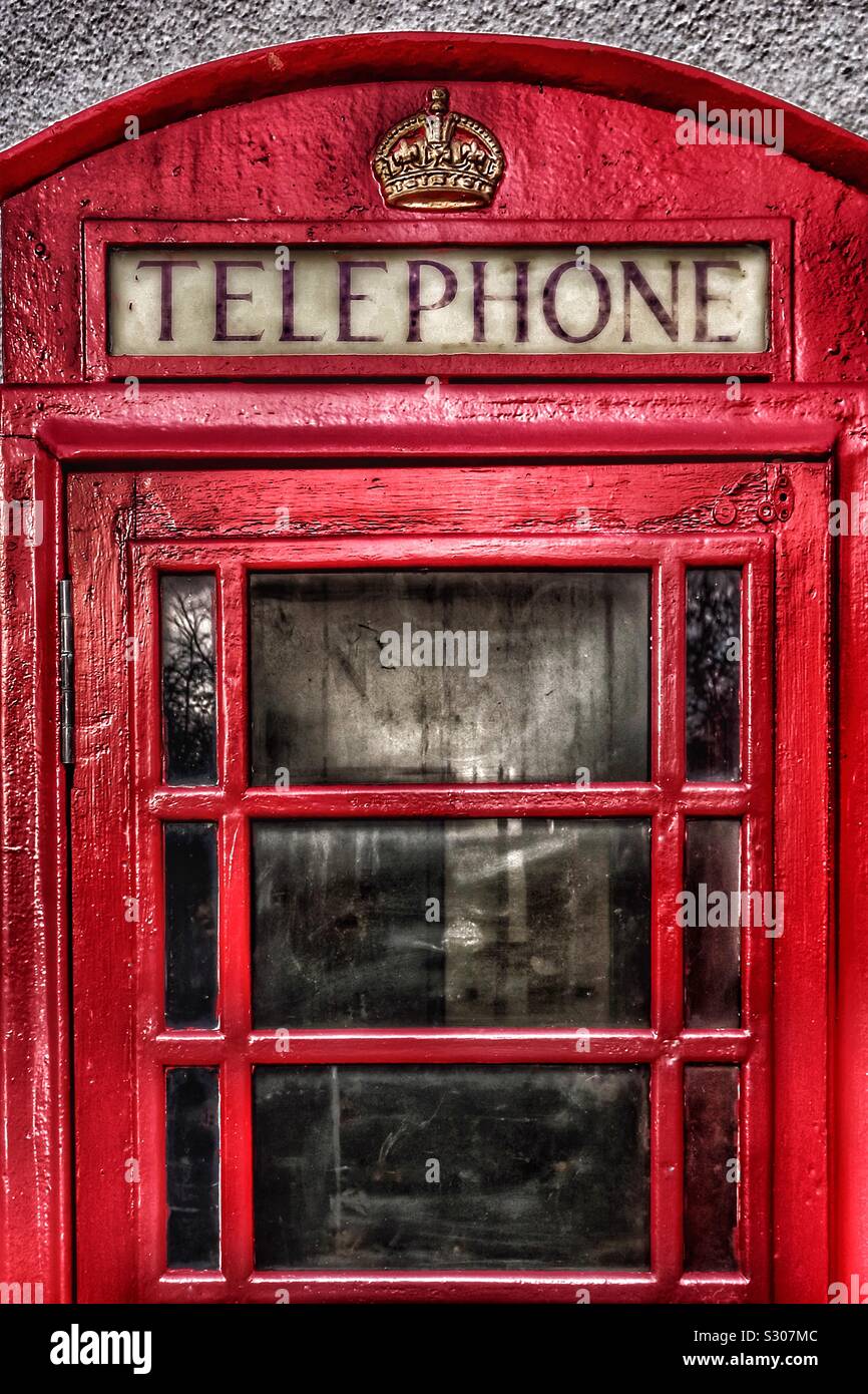 Alte britische BT-Telefonbox, Ayrshire, Schottland, Großbritannien - Smartphone-aufgenommenes Stockfoto