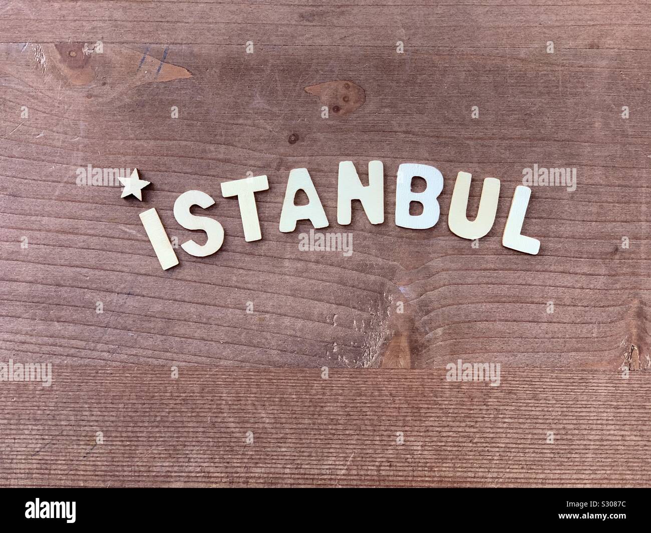 Istanbul Stadt Name besteht aus Holz Buchstaben - Smartphone-aufgenommenes Stockfoto