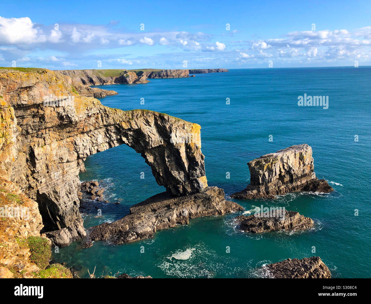 Die grüne Brücke von Wales Natural Arch im Pembrokeshire Coast National Park am Merrion, Pembrokeshire in Wales, Großbritannien Stockfoto