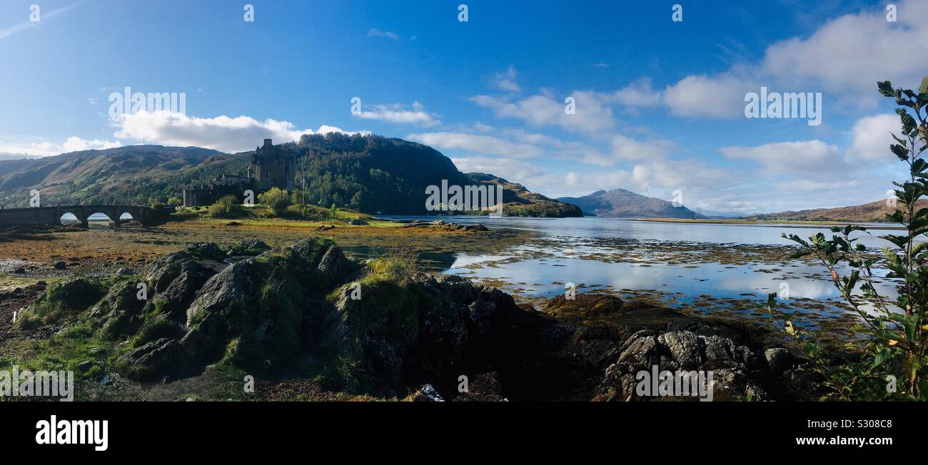 Panorama von der Burg auf die Gezeiten Insel Eilean Donan im Loch Duich bei Ebbe Stockfoto