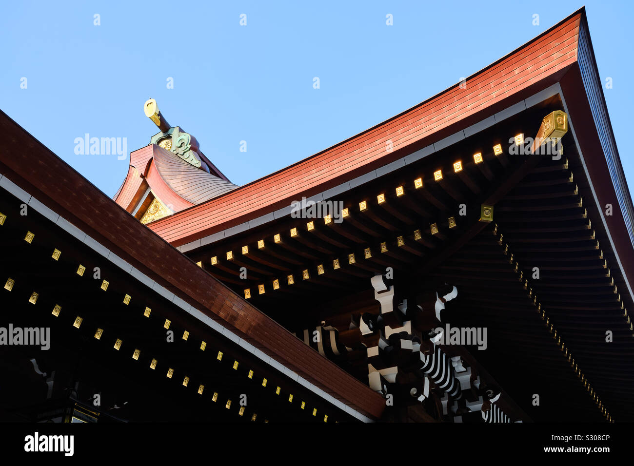 Holz- Dach des Haupttempels Gebäude am Meiji Schrein in Tokio, Japan. Stockfoto