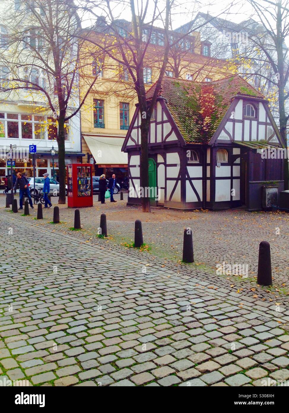 Wuppertal. Elberfeld. St. Laurentius Kirchplatz mit öffentlichen Buch Straße storage. Deutschland - Smartphone-aufgenommenes Stockfoto