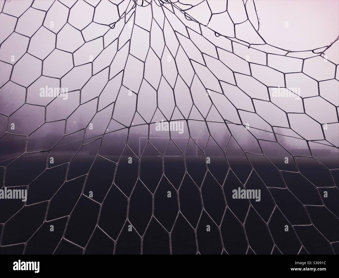 Nebeliger morgen auf dem Fußballplatz - Smartphone-aufgenommenes Stockfoto