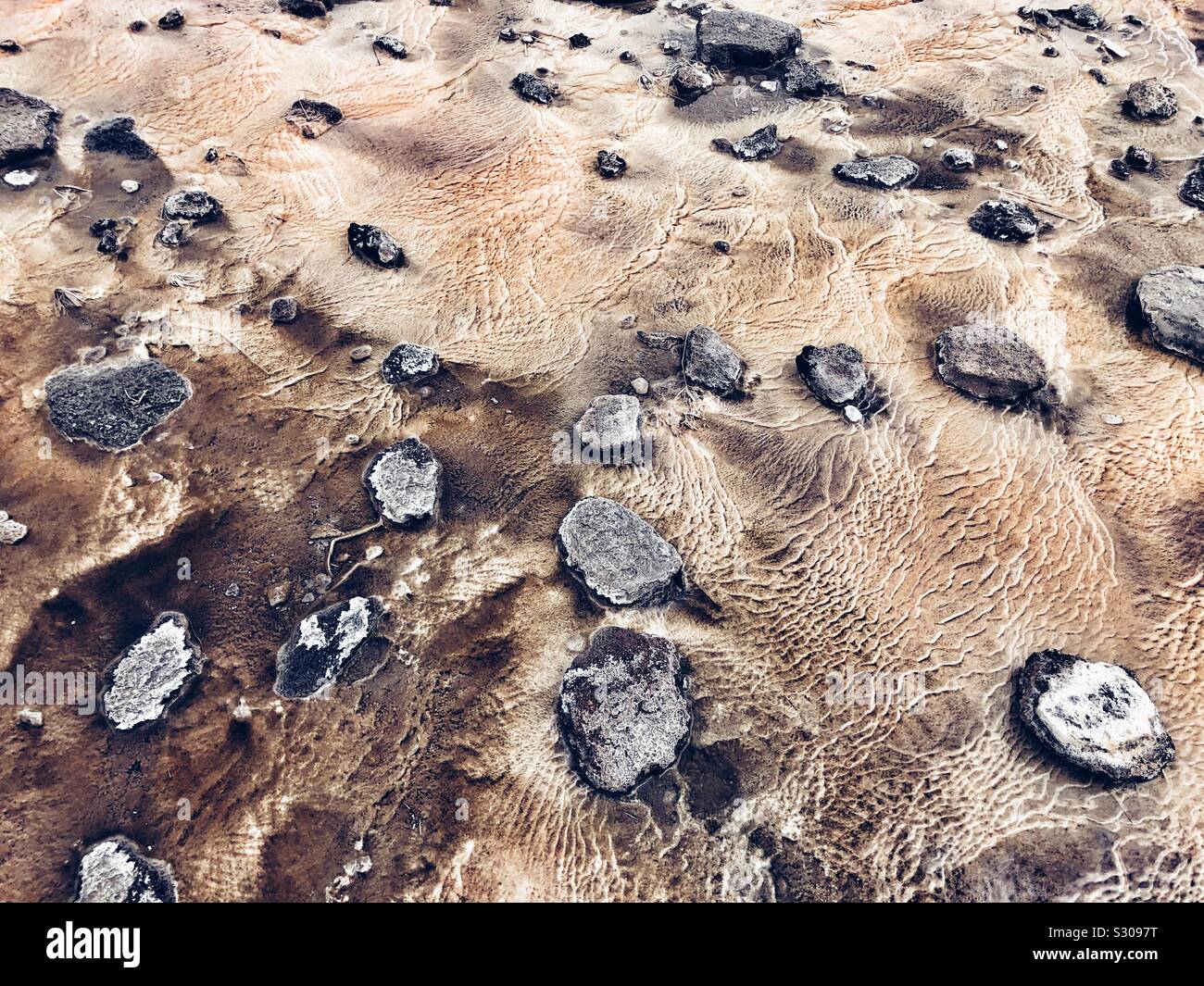 Felsen und Wasser und vulkanischen Boden von Island Stockfoto