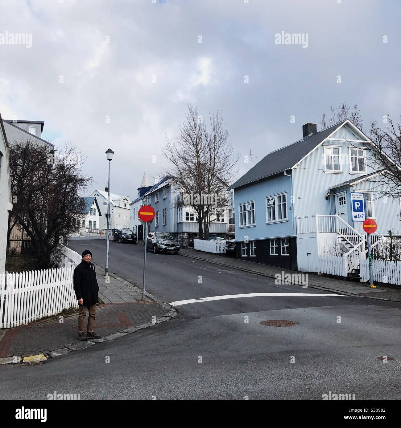 Ein Tourist auf den Straßen von Reykjavik, Island Stockfoto
