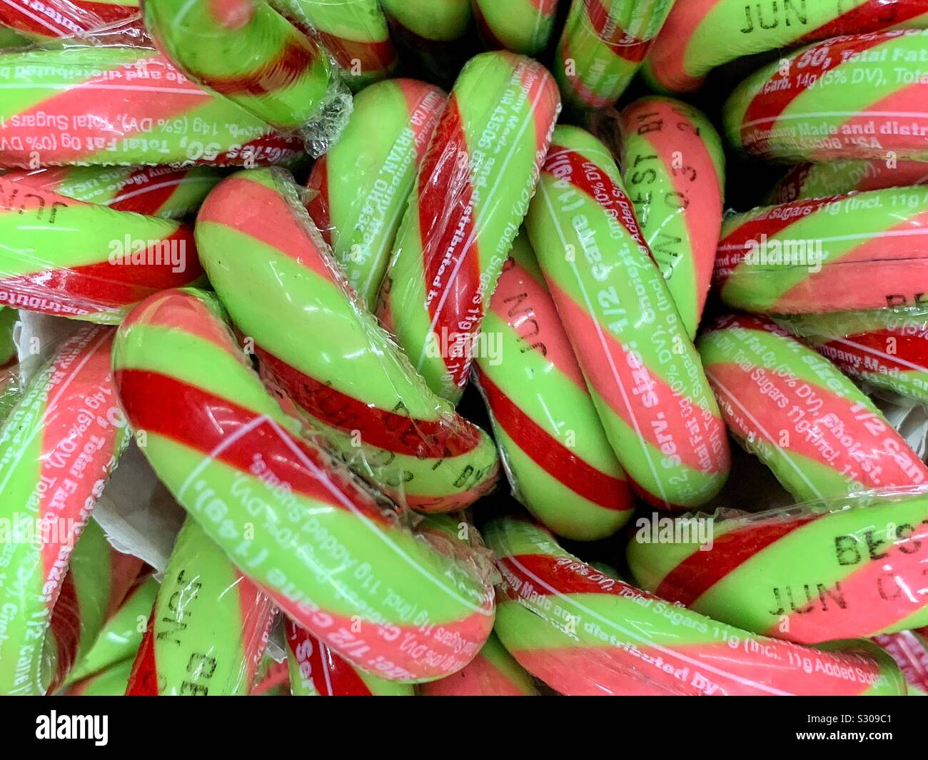 Frische leckere leckere grüne Zuckerstangen mit roten und rosa Streifen Stockfoto