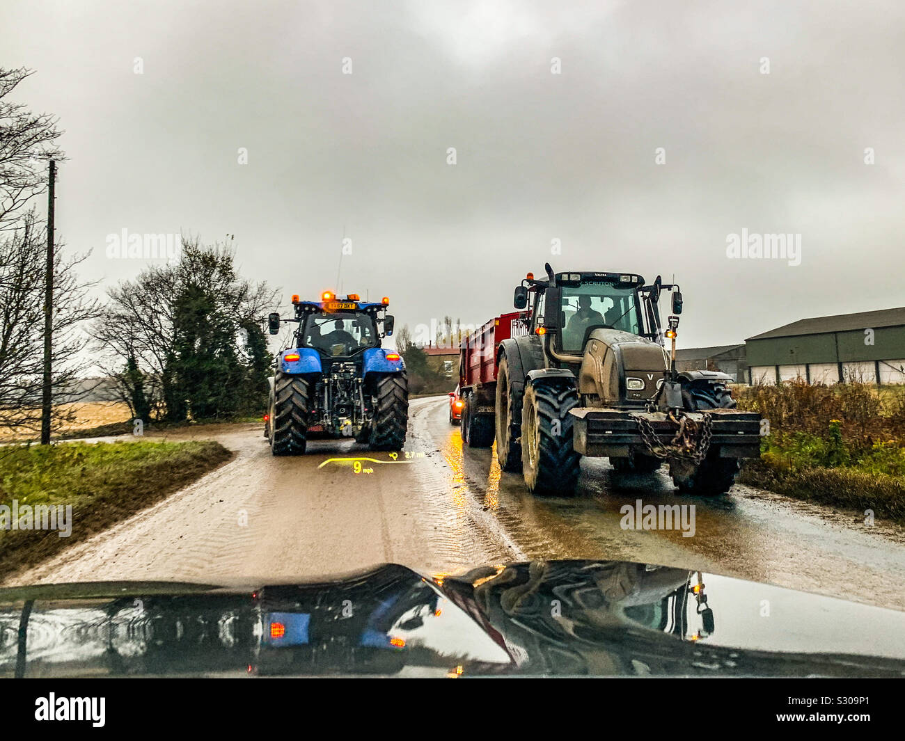 Zwei Valtra Traktoren auf einem Feldweg Stockfoto