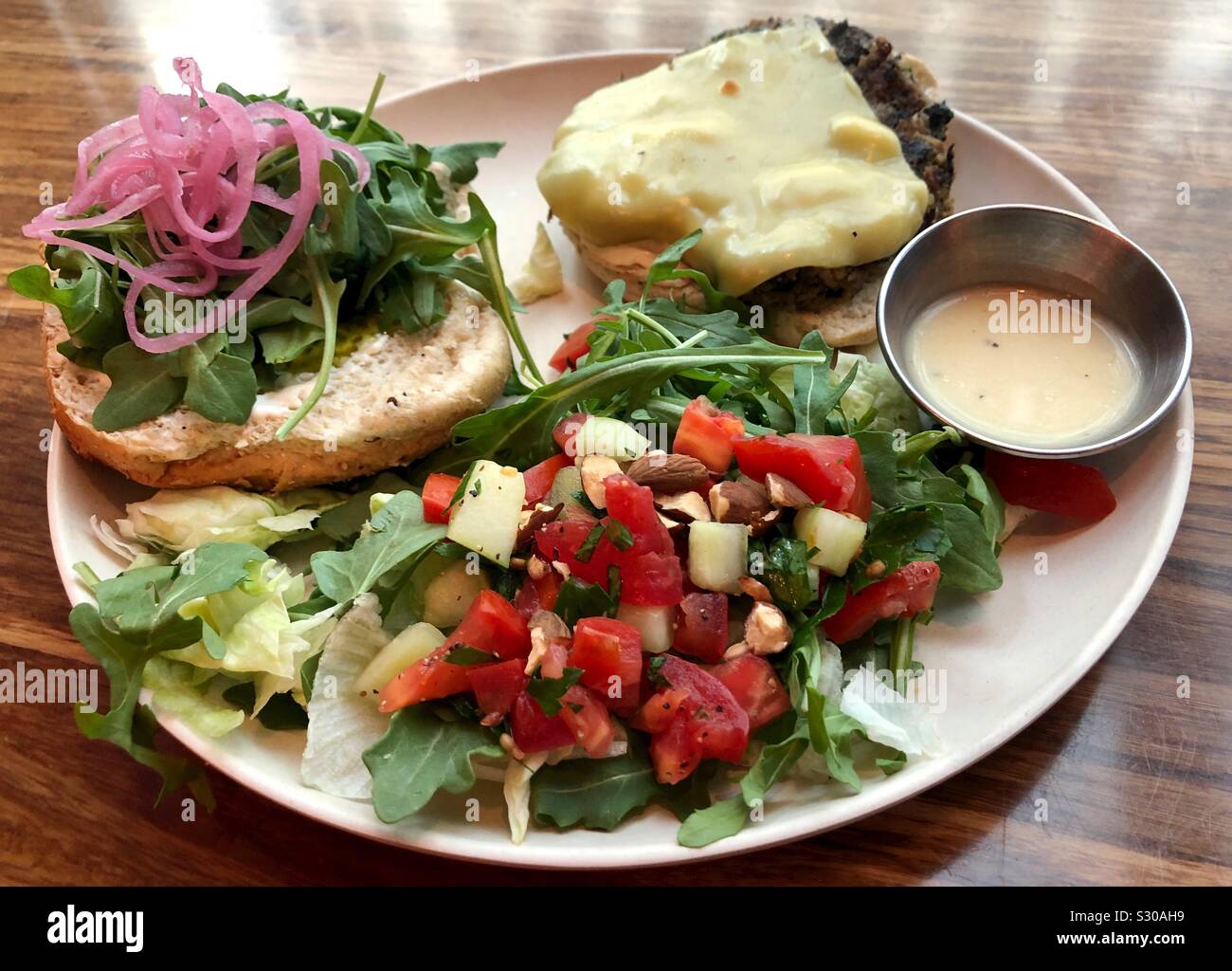 Eine vegane Quinoa Burger und Salat aus Veggie Grill auf pflanzlicher Basis Fast Food Restaurant. Stockfoto