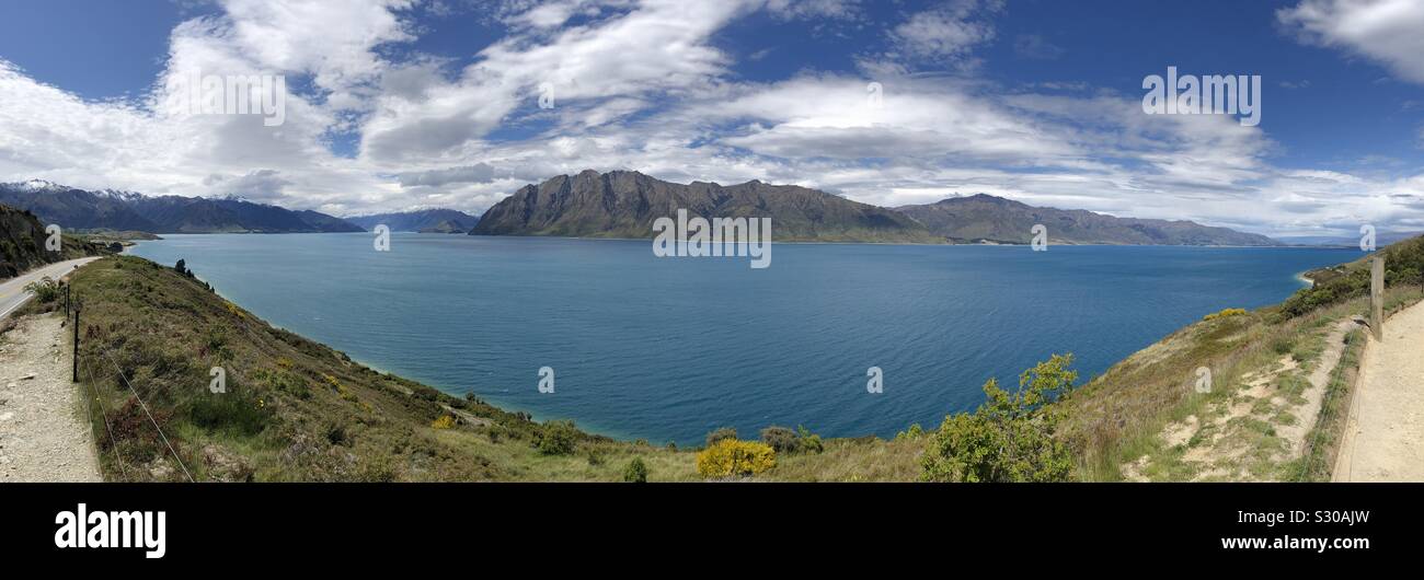 Lake Hawea, Südinsel, Neuseeland - Panoramablick auf See - Smartphone-aufgenommenes Stockfoto