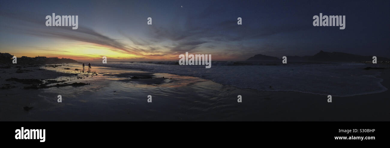Nach Sonnenuntergang Panorama, Kommetjie Long Beach, Cape Town, Südafrika. 2019 Stockfoto