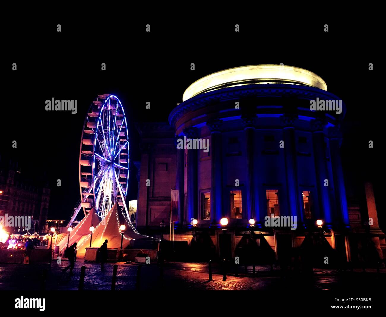 Liverpool St. George's Hall und Riesenrad bei Nacht. Weihnachtsmarkt Stockfoto