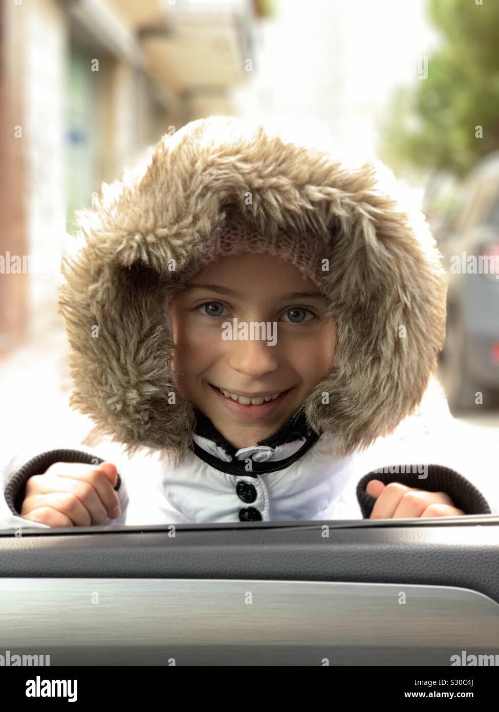 Geht es wieder besser . 8 Jahre alten Mädchen posiert diring ein Wintertag Stockfoto