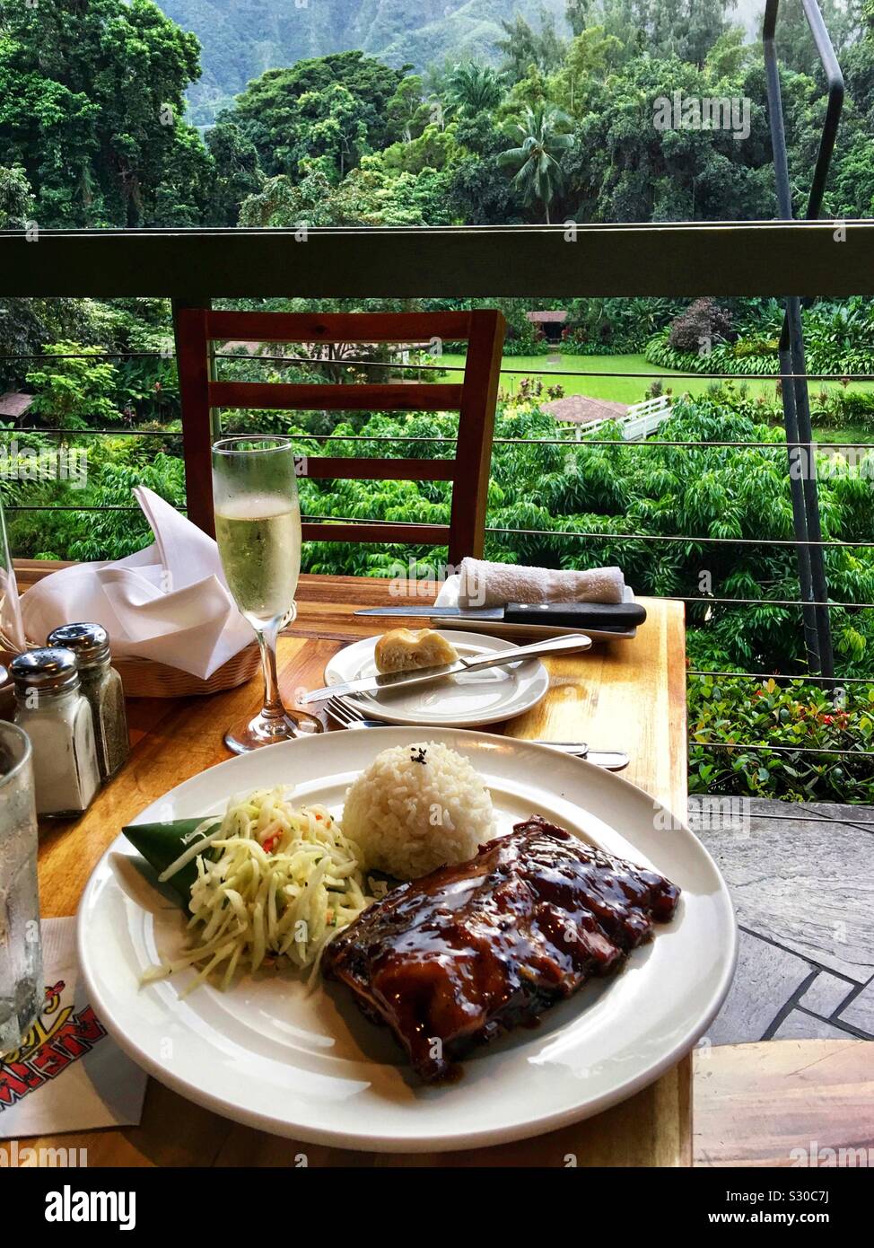 Essen klebrige Rippen bei Haleiwa Joe's an der Haiku Gärten in Kaneohe, Oahu Hawaii Stockfoto