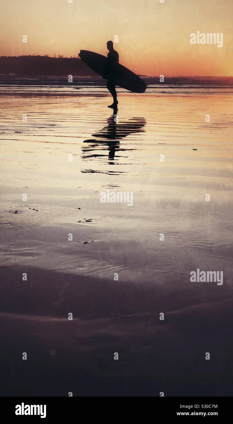 Silhouette einer Surfer am Strand. Cox Bay, Tofino, BC Stockfoto