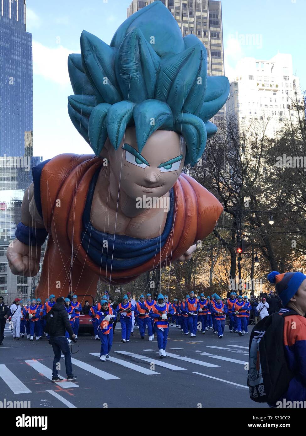 New York City, NY, USA - November 28, 2019. Son Goku Ballon fliegt in der 93. Der jährliche Thanksgiving Day Parade von Macy's anzusehen. Stockfoto