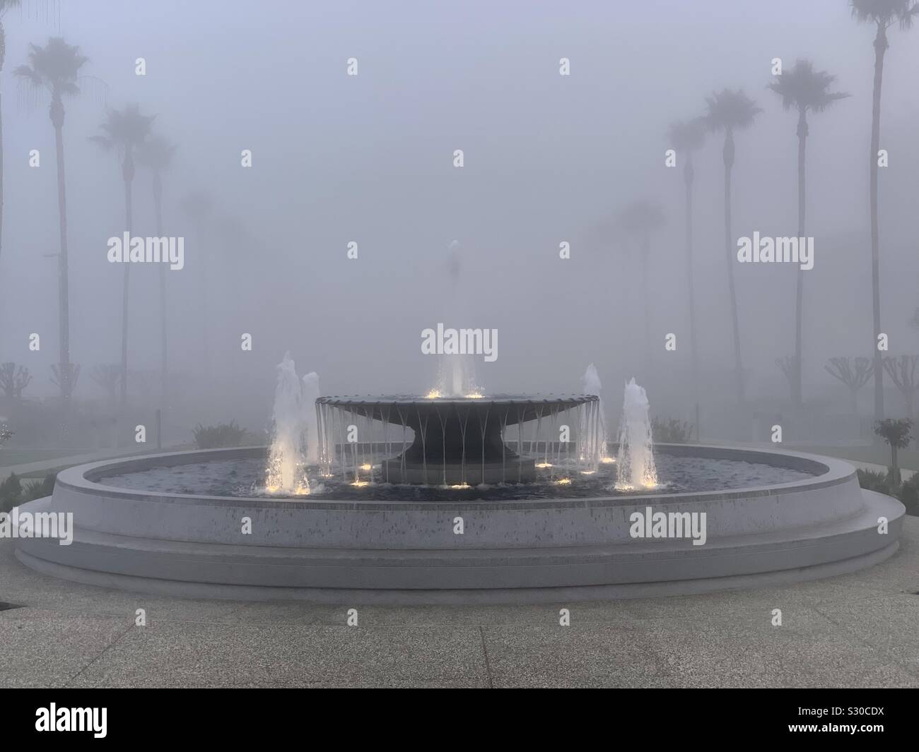 Die Oakland Mormon Temple Wasserfontäne in der schweren Nebel Stockfoto