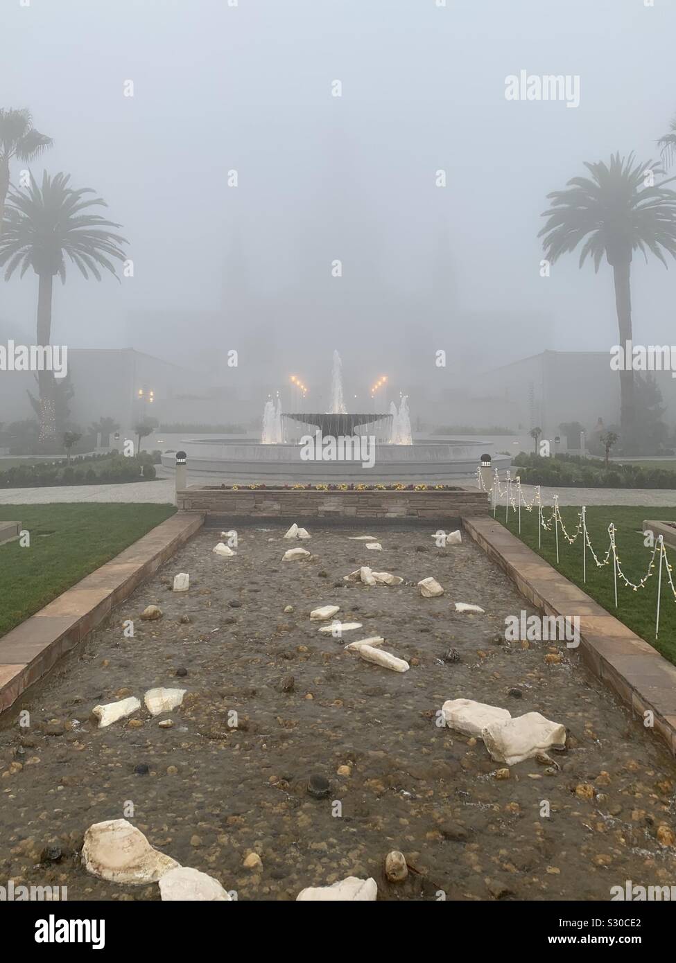 Die Oakland Mormon Temple, der Springbrunnen und das Wasser in den schweren Nebel Stockfoto