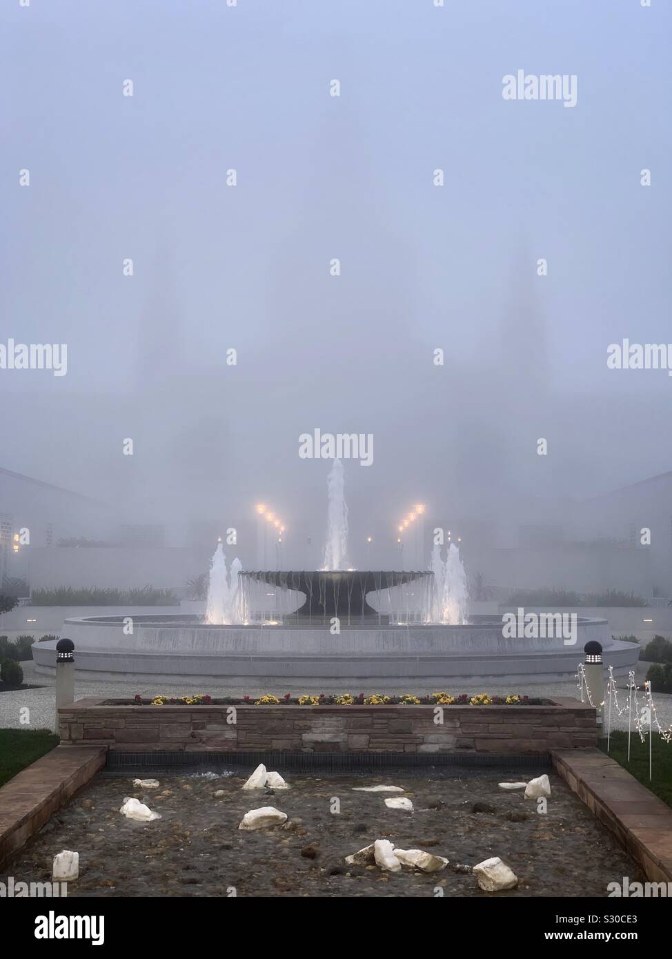 Die Oakland Mormon Temple, die wasserfontäne in der schweren Nebel Stockfoto