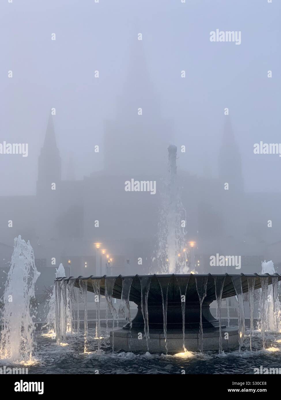 Die Oakland Mormon Temple und die wasserfontäne in der schweren Nebel Stockfoto
