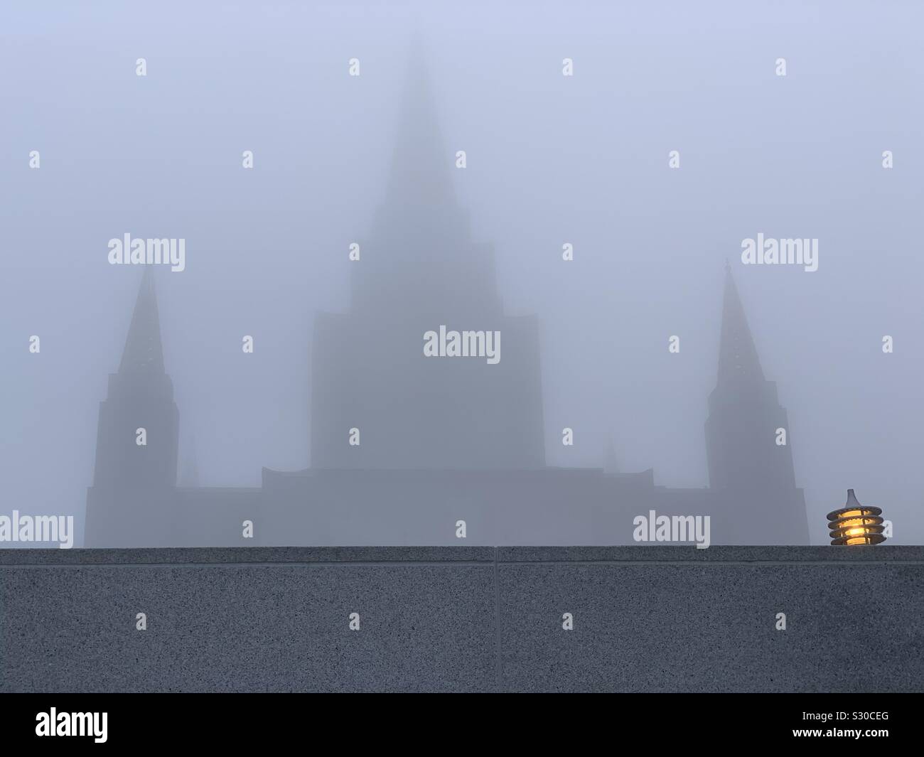 Die Oakland Mormon Temple mit dem Licht in der schweren Nebel Stockfoto