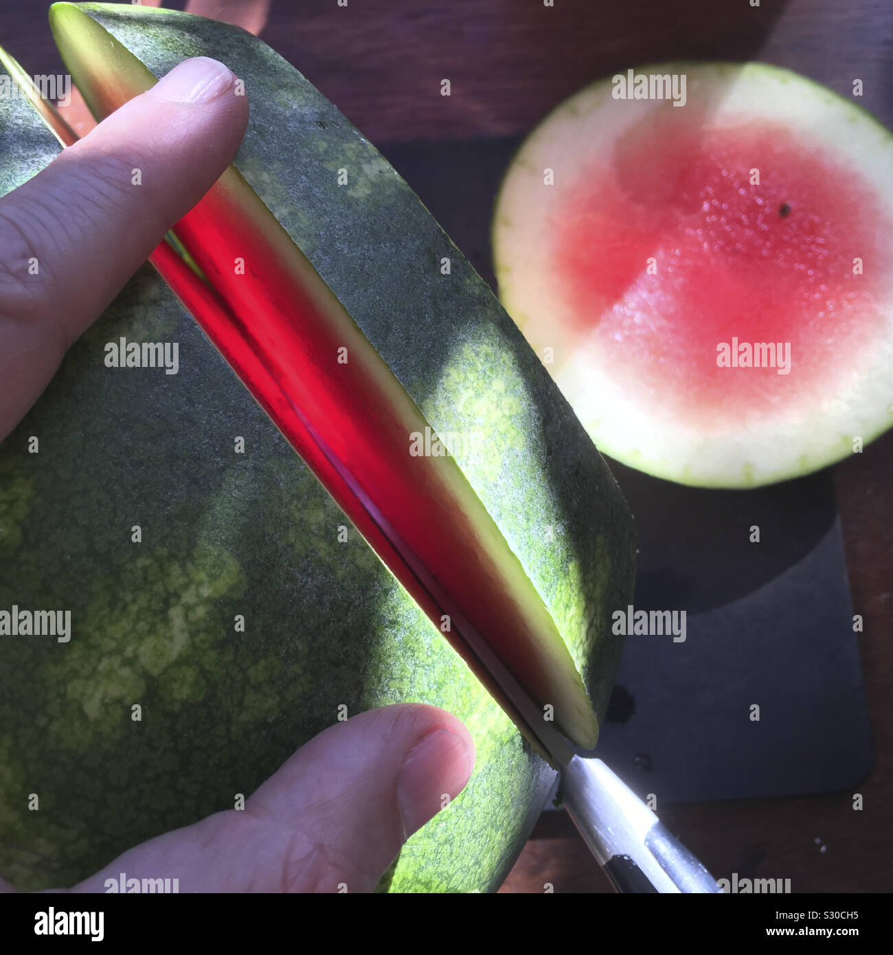 Schneiden von Wassermelone, Sommer. Stockfoto