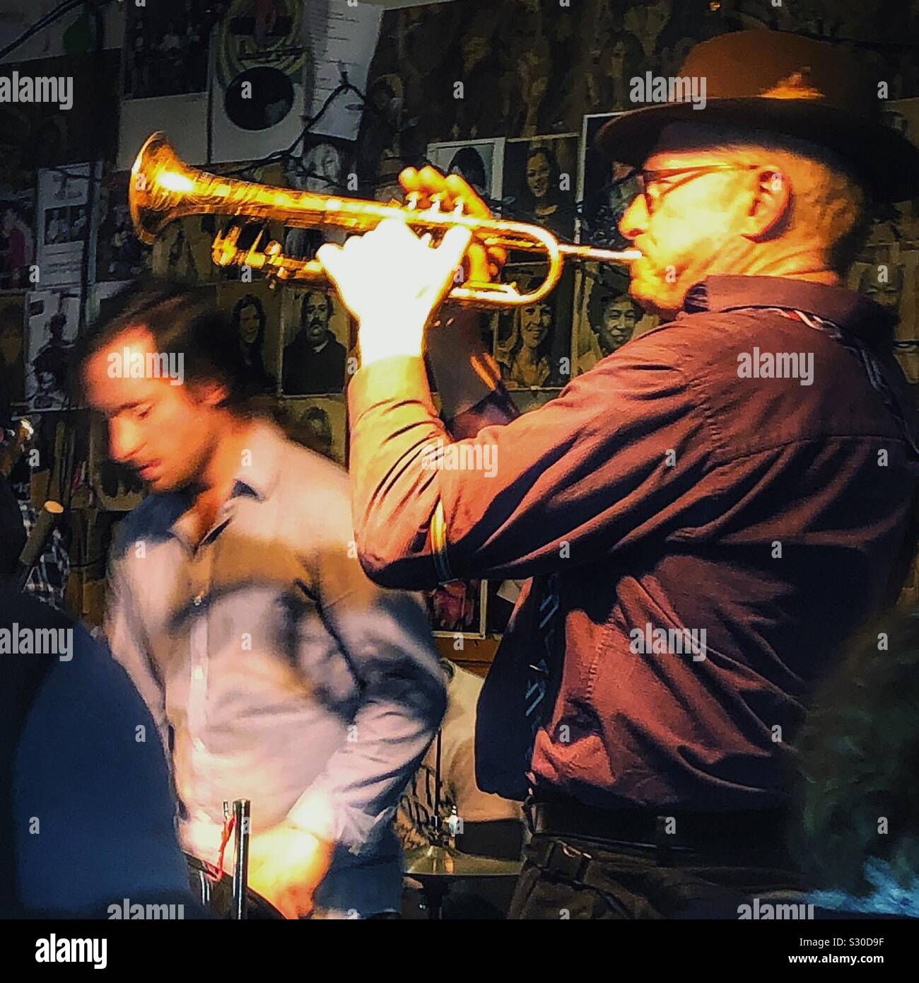 Trompeter in bar, Toronto, 2019 Stockfoto