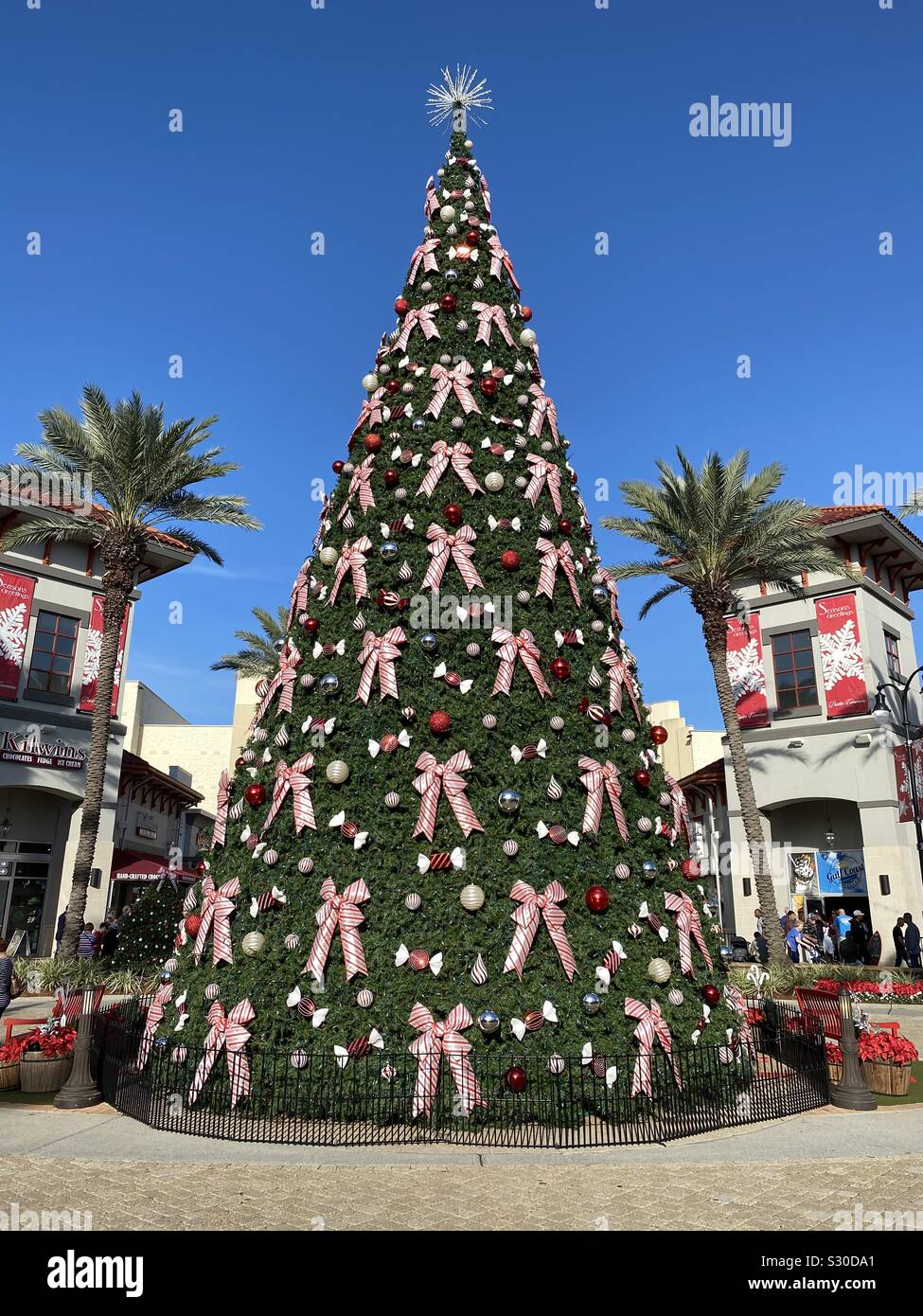 Großen geschmückten Weihnachtsbaum im Freien in einem Einkaufszentrum Stockfoto