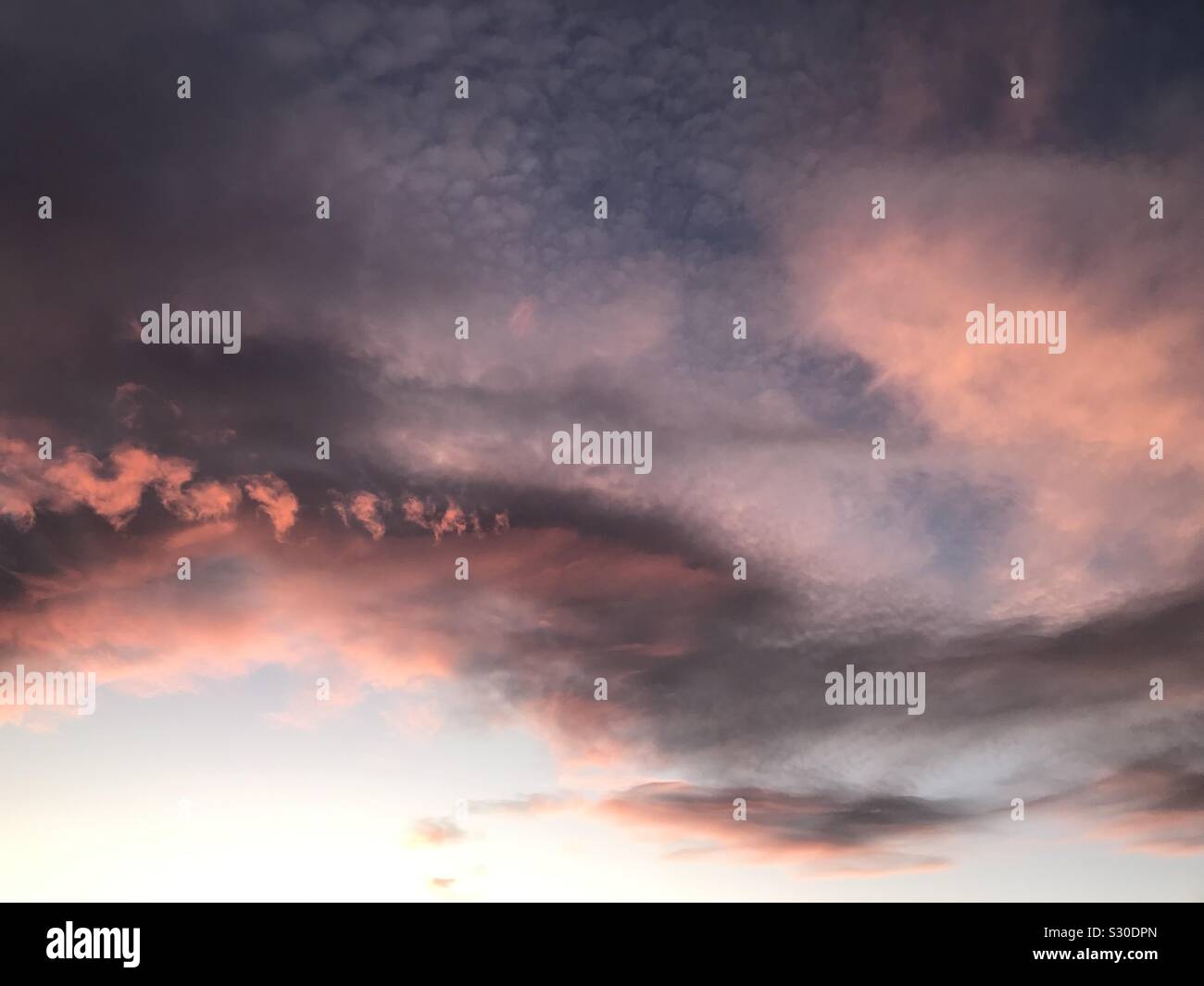 Rosa und Lila Sonnenuntergang Wolkenformation in Mount Holly, NJ. Stockfoto