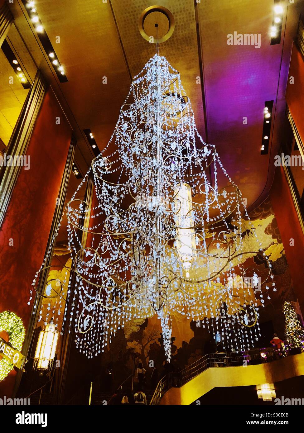 Weihnachtsbaum Kronleuchter, die Radio City Hall, NYC - Smartphone-aufgenommenes Stockfoto