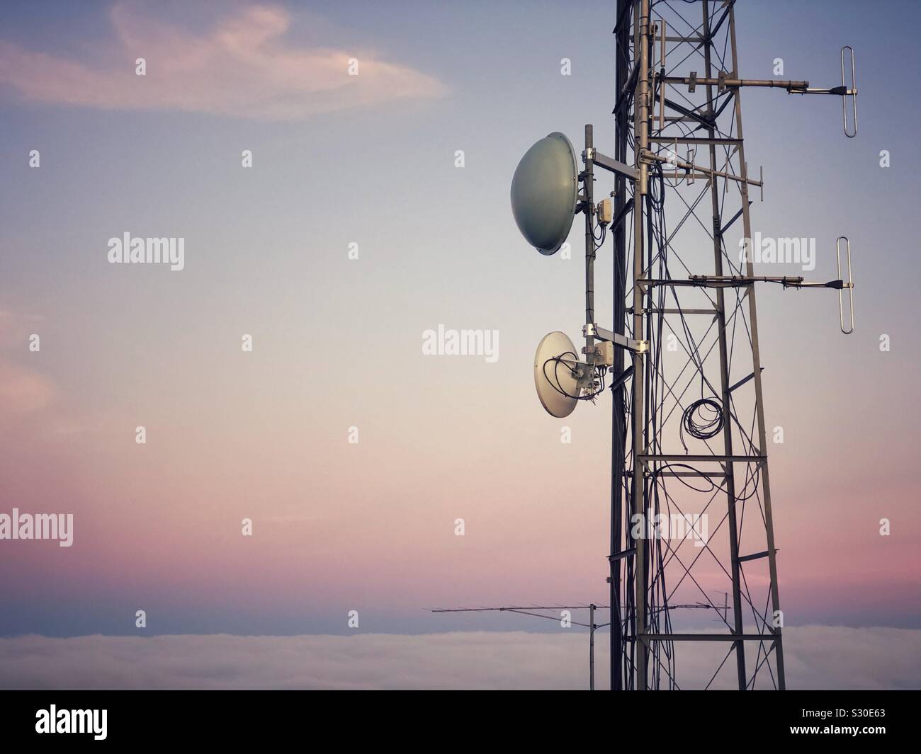 Rundfunk Antenne gegen Rosa und blauen Himmel Stockfoto