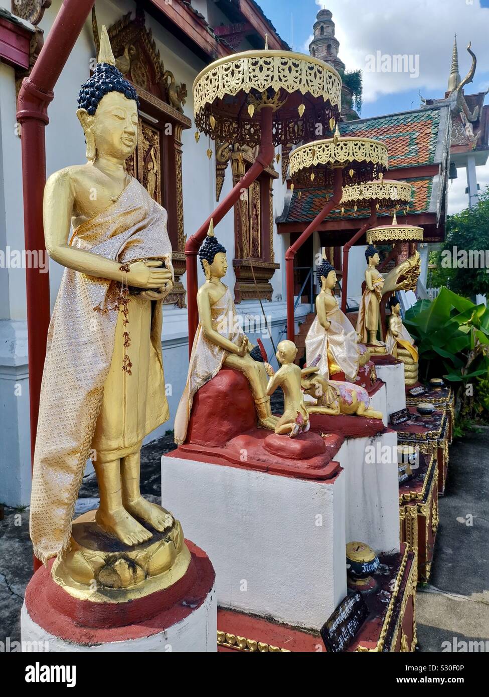 Buddha Skulpturen auf dem Gelände des Wat Phantao in Chiang Mai, Thailand. - Smartphone-aufgenommenes Stockfoto