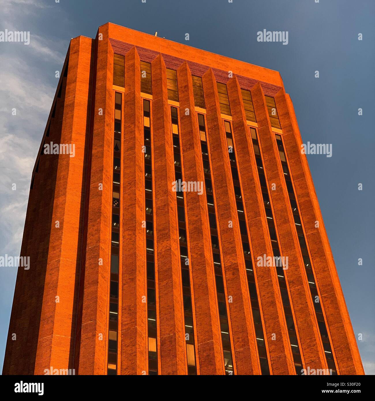 Goldene stunde Blick auf den oberen Teil der W.E.B. Du Bois Bibliothek, Universität von Massachusetts Amherst, Amherst, Massachusetts, Vereinigte Staaten von Amerika - Smartphone-aufgenommenes Stockfoto