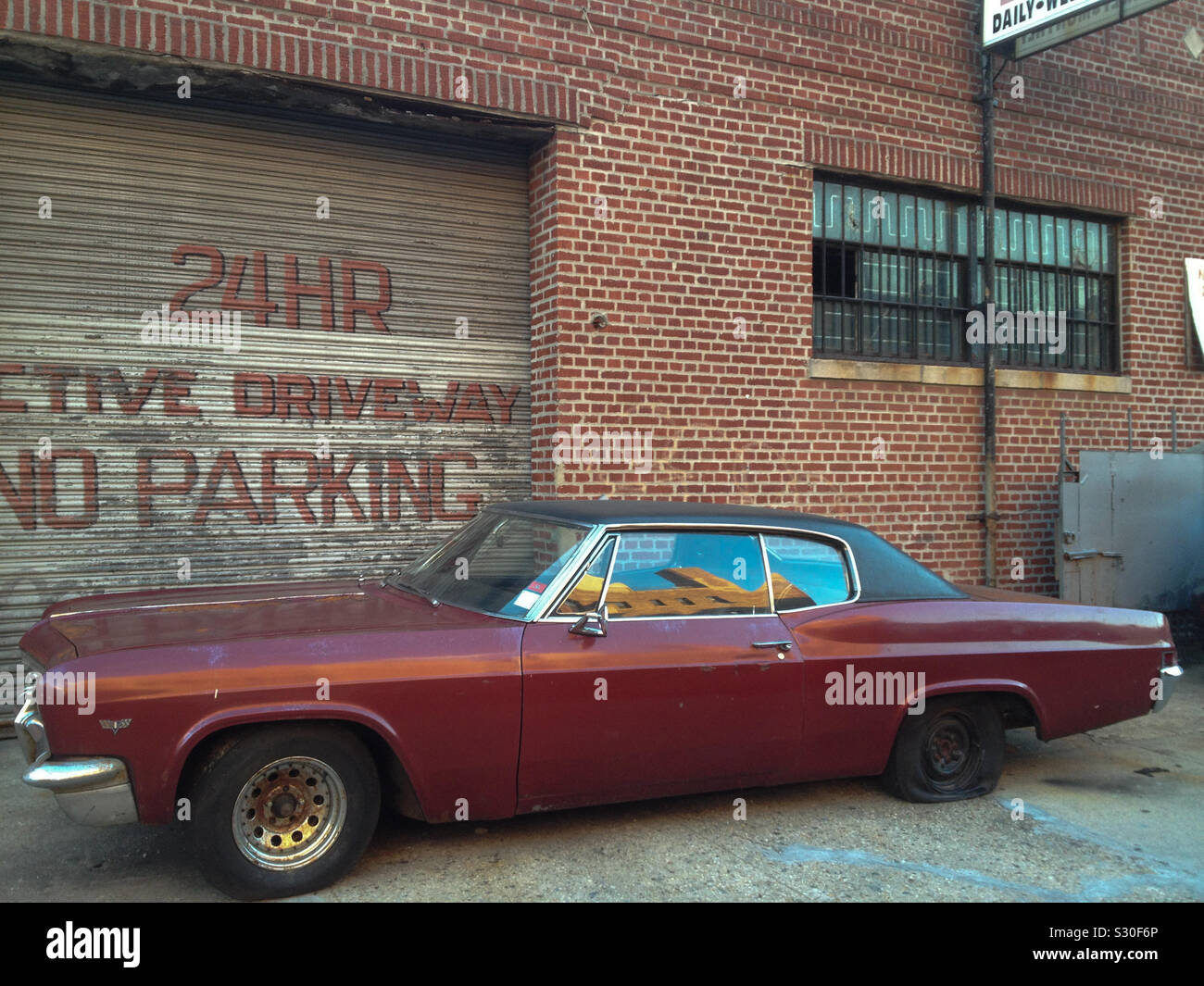 Alten Chevrolet Impala vor Kein Parkplatz Schild, Brooklyn, New York, USA. Reifenpanne. 2013. Stockfoto