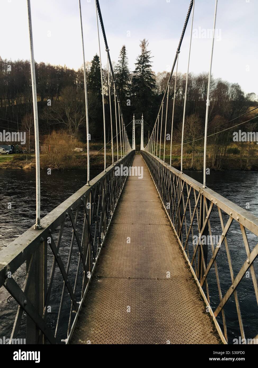 Suspension Fußgängerbrücke über den Fluss Spey bei Aberlour, Schottland Stockfoto