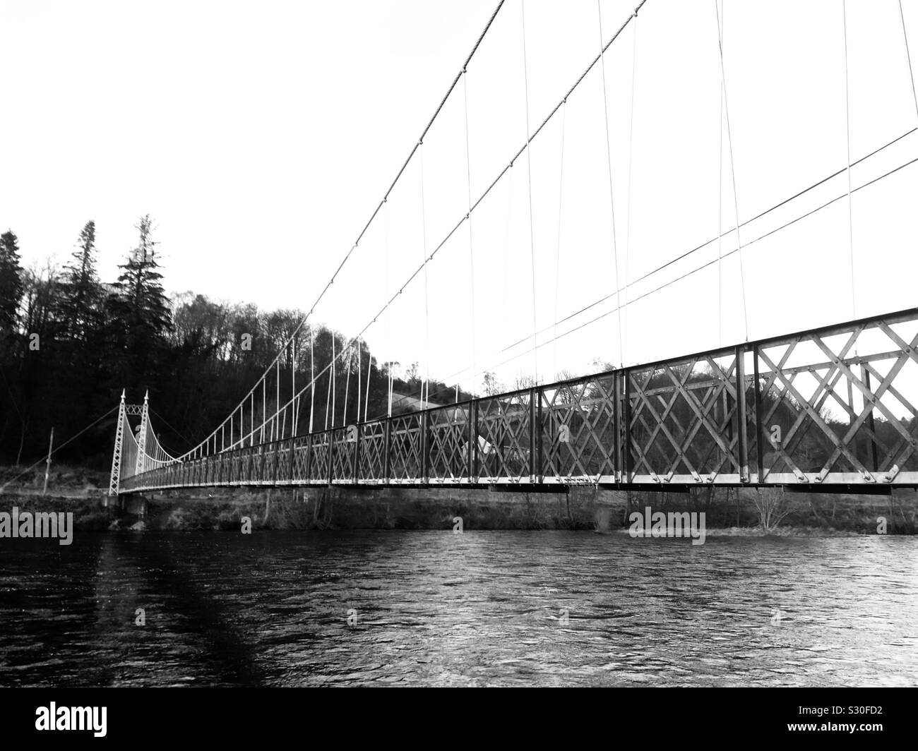 Suspension Fußgängerbrücke über den Fluss Spey bei Aberlour in Schwarzweiß Stockfoto