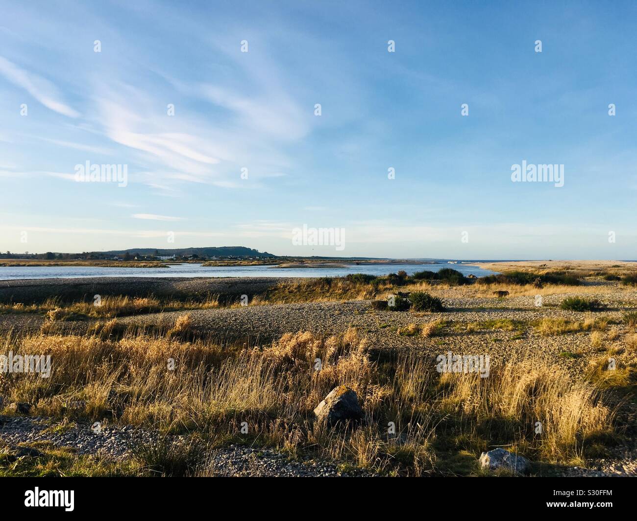 Blick über die Mündung des Flusses Spey zu den Moray Firth bei Spey Bay, Schottland Stockfoto
